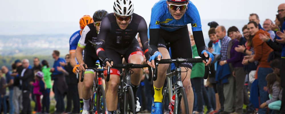 多屏幕体育直播控制室，大屏幕上正在播放激烈的足球比赛