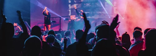 玩家部落 - 一群球迷在酒吧内热烈讨论体育赛事的欢乐社交场景