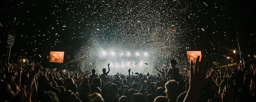 一群年轻人在观看体育比赛时欢呼雀跃，充满社区氛围