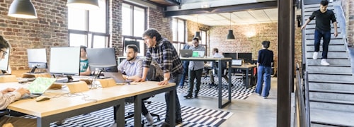 中心介绍 - 球速体育官方团队在现代化办公室内协作的工作场景