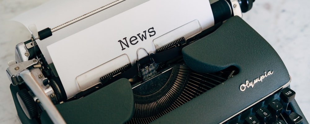 新闻编辑室内，编辑们正在电脑前紧张地处理最新的体育赛事稿件